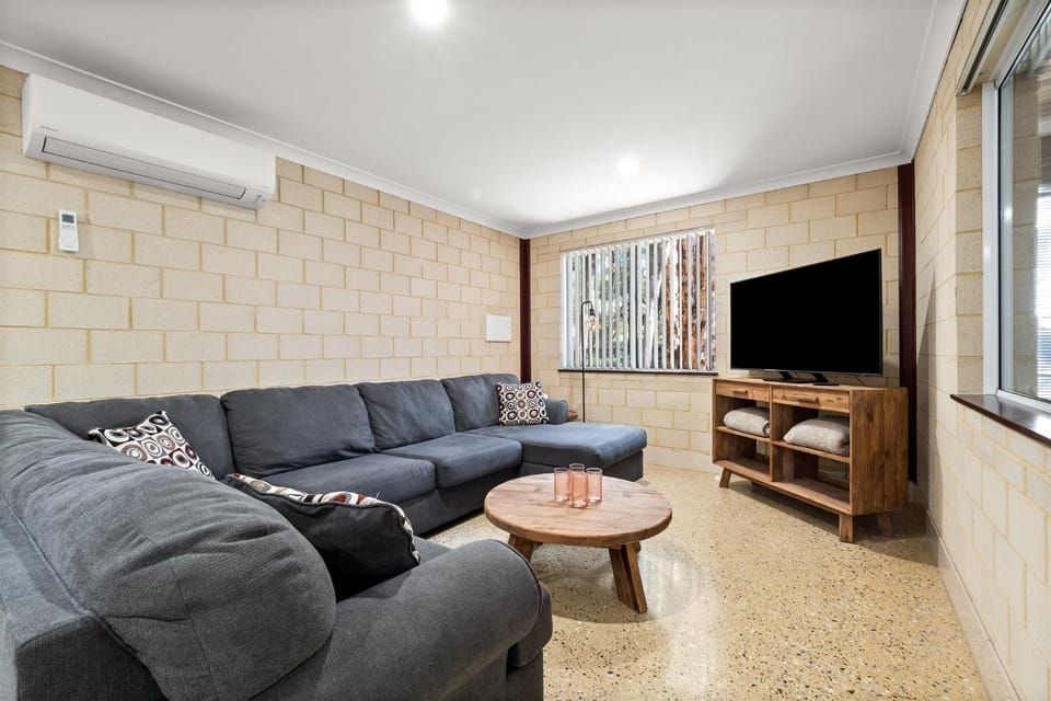Communal lounge/ TV room, TV and multimedia, Living room, Seating area, Evening entertainment