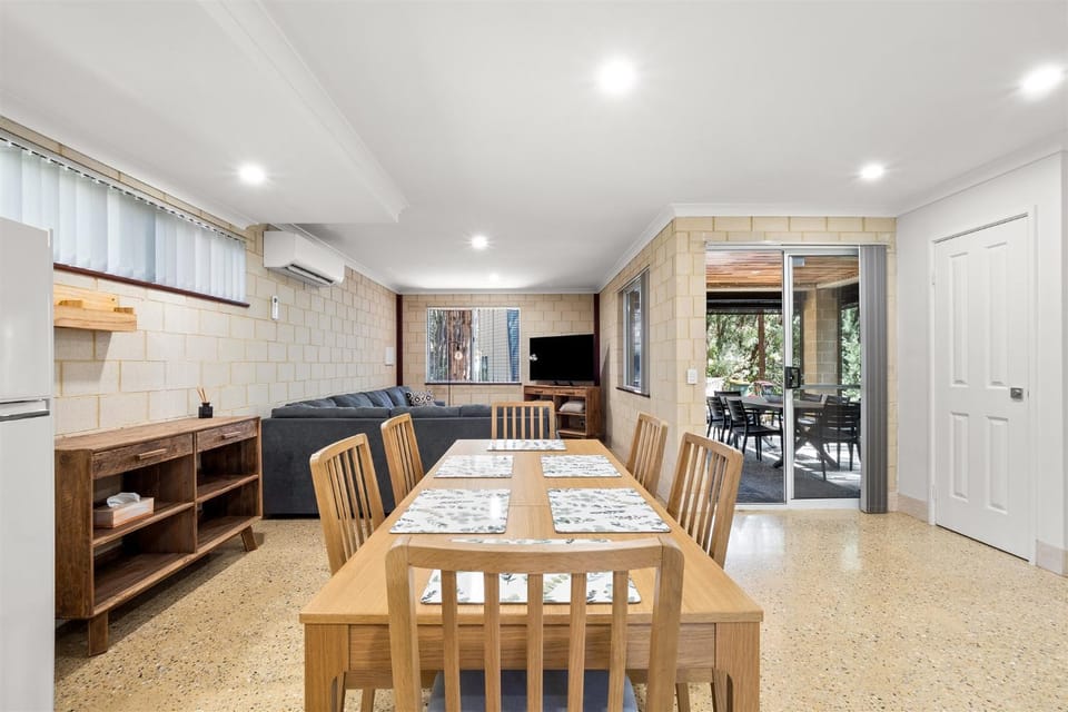 Communal lounge/ TV room, Kitchen or kitchenette, Living room, Seating area, Dining area