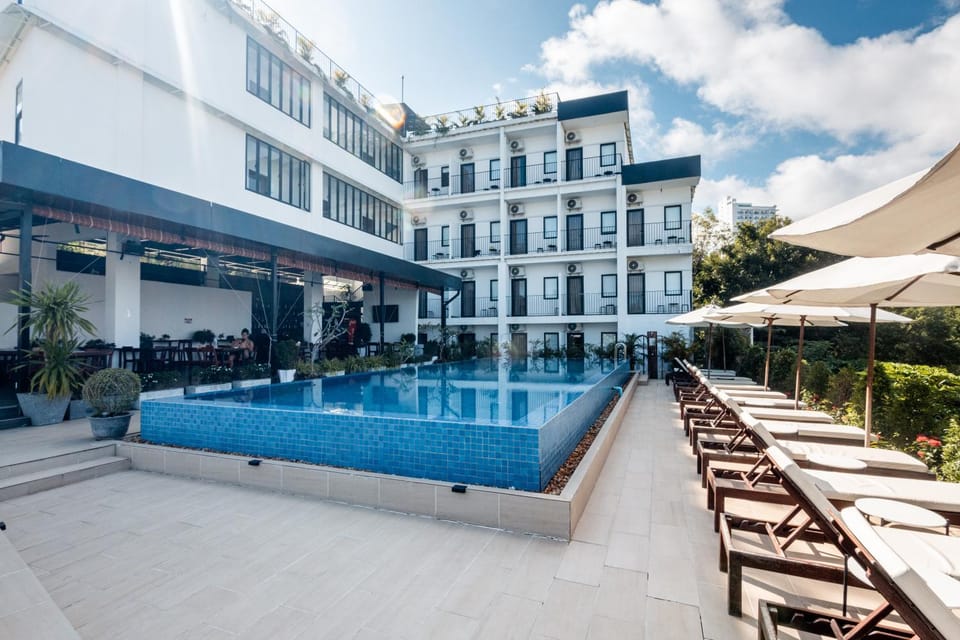 Property building, Balcony/Terrace, Swimming pool