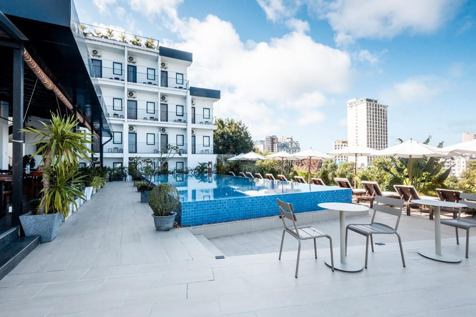 Property building, Balcony/Terrace, Swimming pool