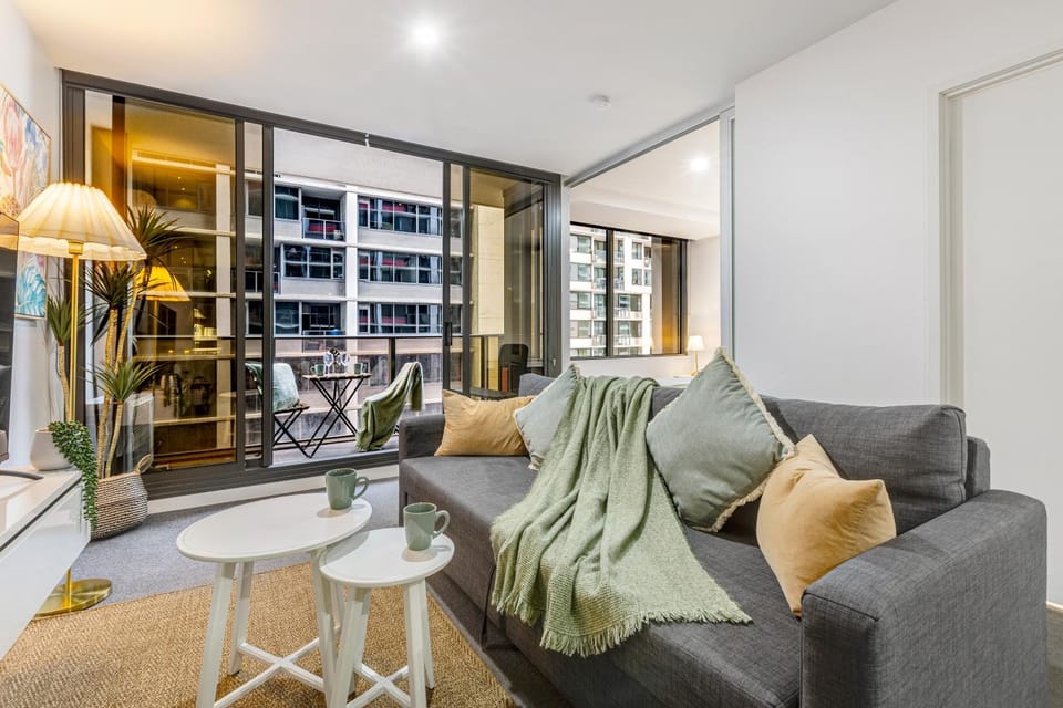 Upper West Side Spencer Heights 2BR 1Car Apartment in Melbourne