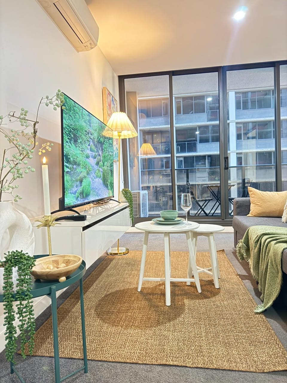 Upper West Side Spencer Heights 2BR 1Car Apartment in Melbourne