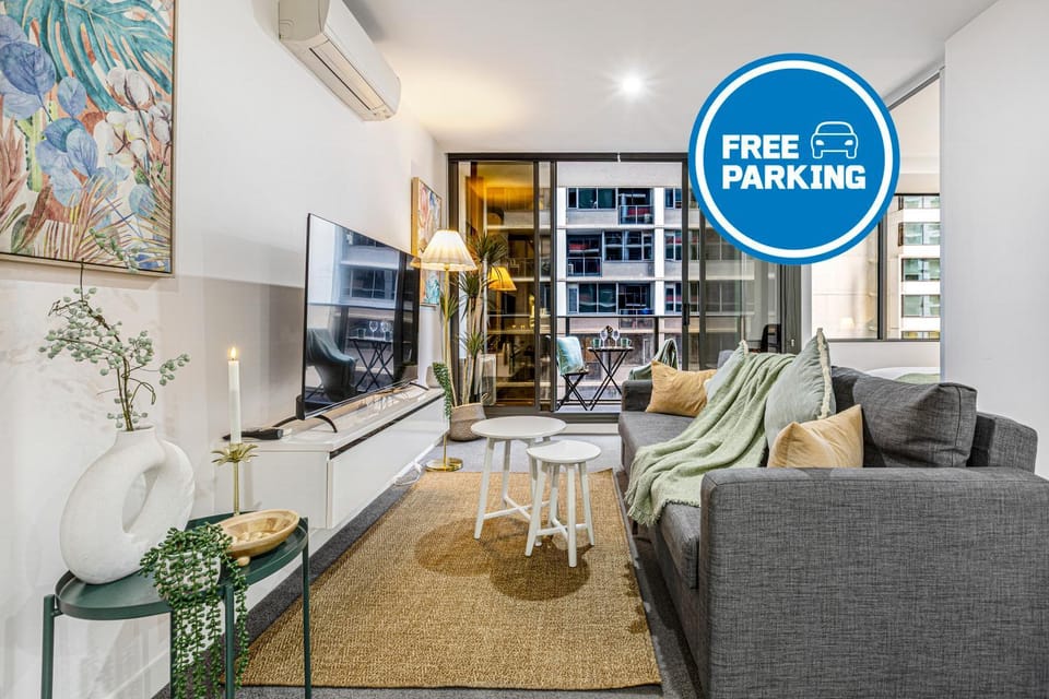 Upper West Side Spencer Heights 2BR 1Car Apartment in Melbourne