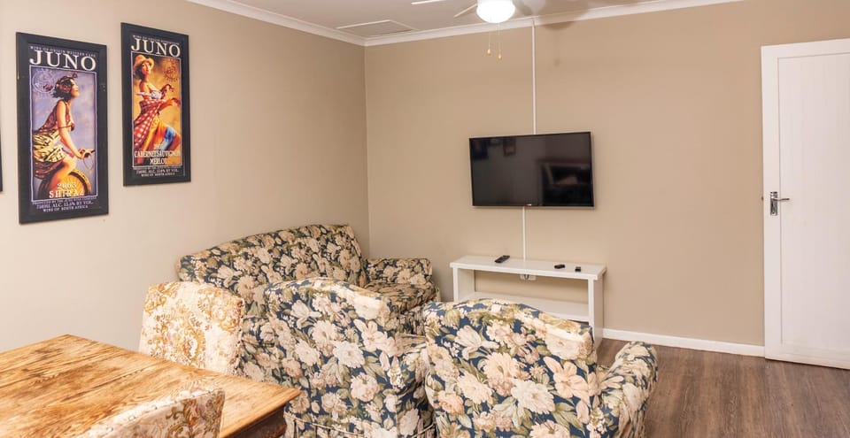 Communal lounge/ TV room, TV and multimedia, Lounge or bar