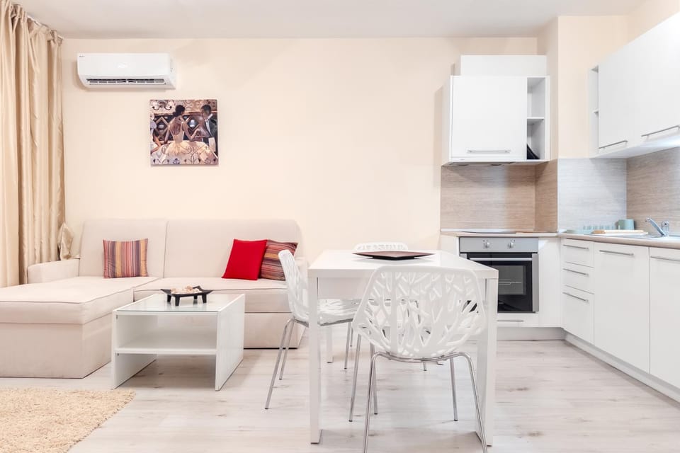 Kitchen or kitchenette, Living room, Seating area, Dining area, pet friendly, stove, air conditioner