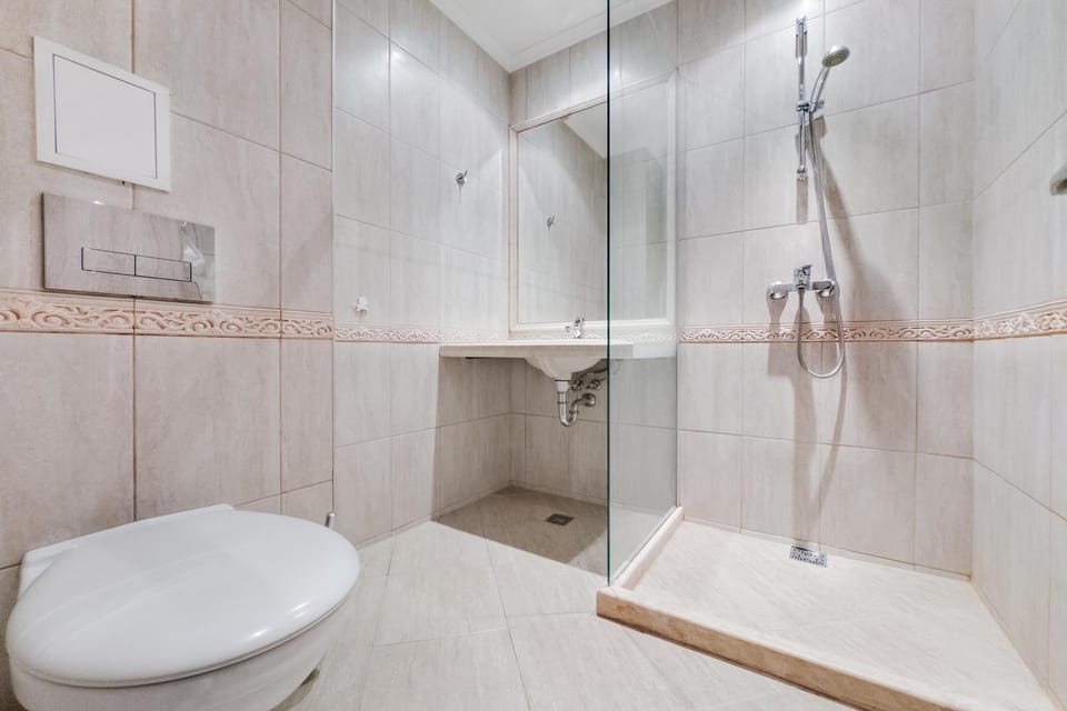 Shower, Toilet, Bathroom, towels