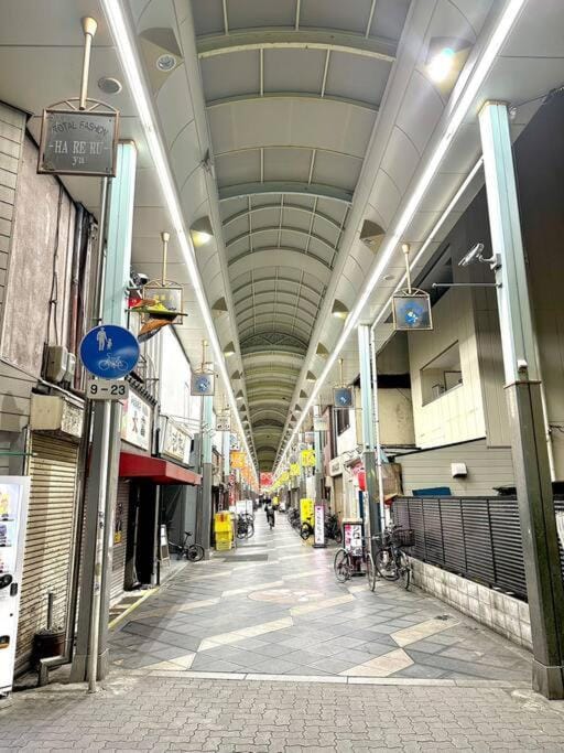 301号室駅2分格安和室民泊専用ミニキッチンとバスルーム付きアクセス抜群 Apartment in Osaka