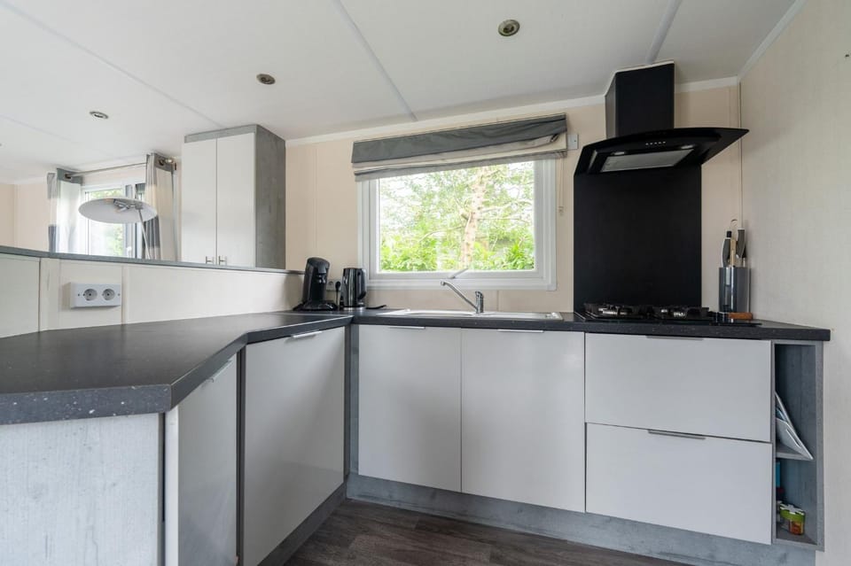 Kitchen or kitchenette, dishwasher, stove