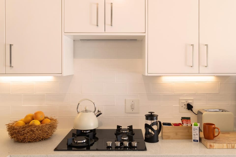 Coffee/tea facilities, Kitchen or kitchenette, stove, toaster