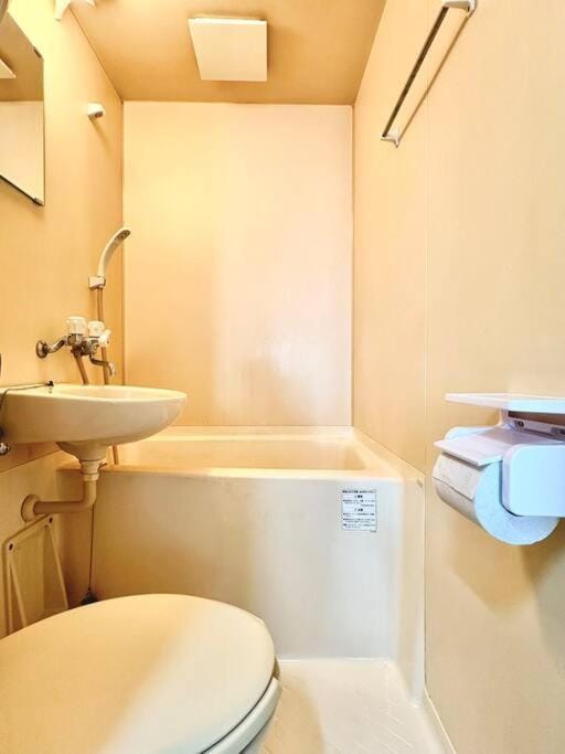 303号室南海線駅2分の明るい和室専用キッチンとバスルーム付き荷物預り Apartment in Osaka
