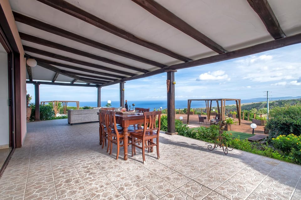 Property building, Balcony/Terrace, Living room