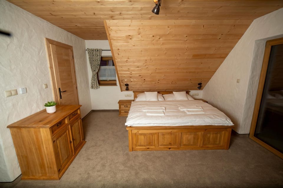 Photo of the whole room, Bedroom, wardrobe