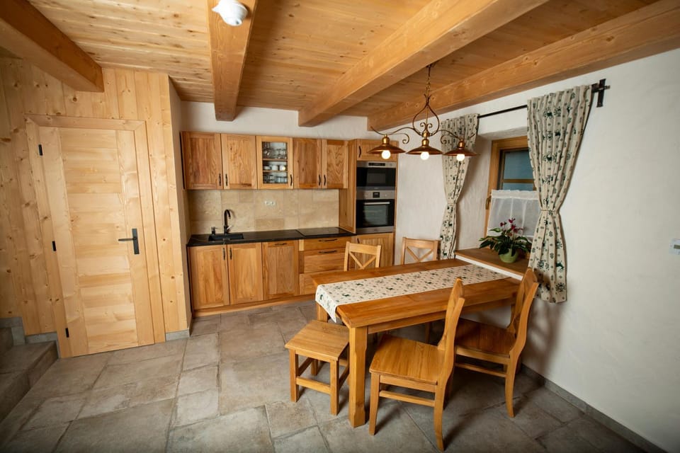 Kitchen or kitchenette, Dining area, oven, stove
