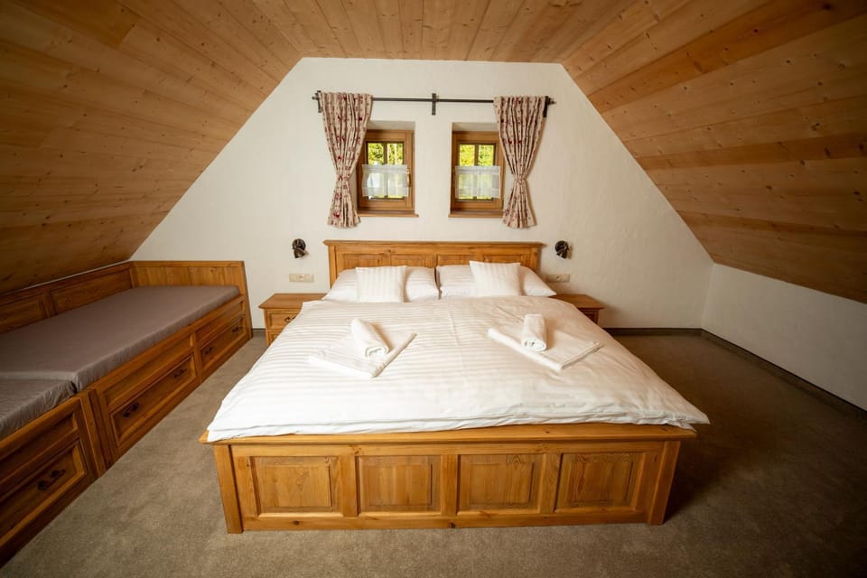 Photo of the whole room, Bedroom, towels