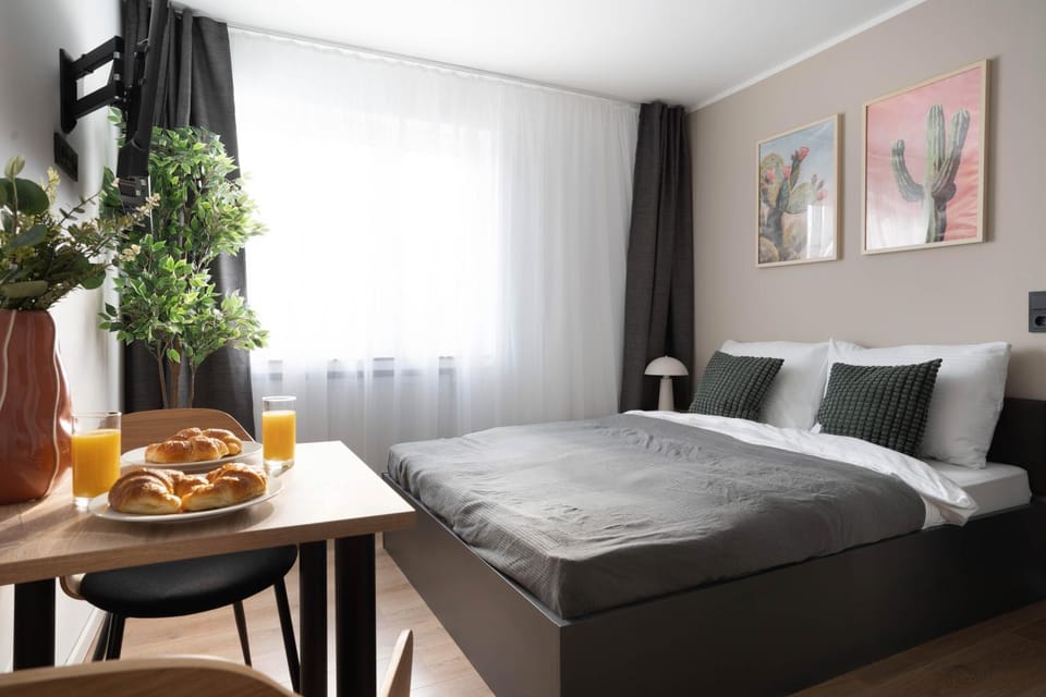 Bed, Living room, Photo of the whole room, Dining area, Bedroom