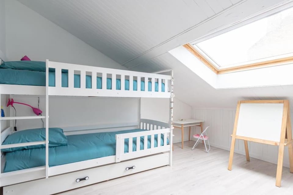 Bedroom, bunk bed
