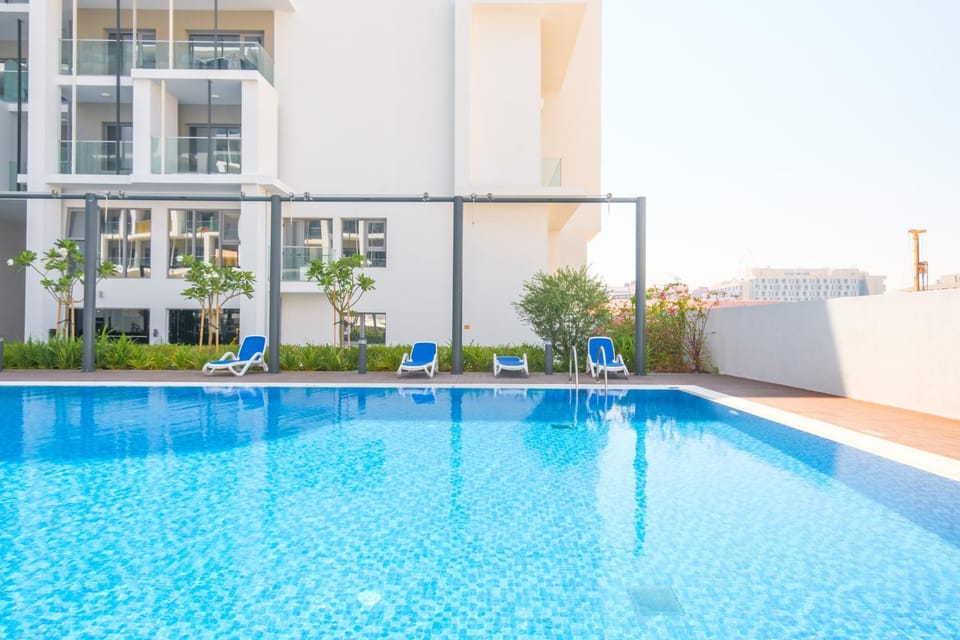 Swimming pool, sunbed