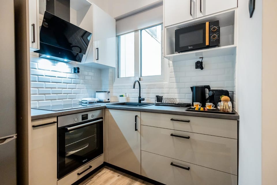 Coffee/tea facilities, Kitchen or kitchenette, oven, stove, toaster