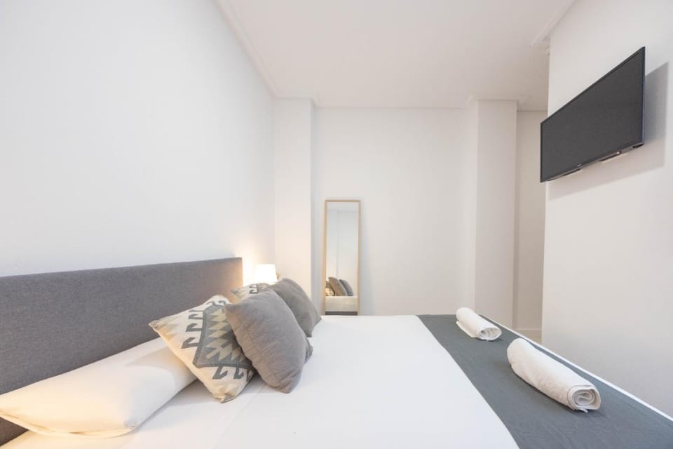 Bed, TV and multimedia, Photo of the whole room, towels
