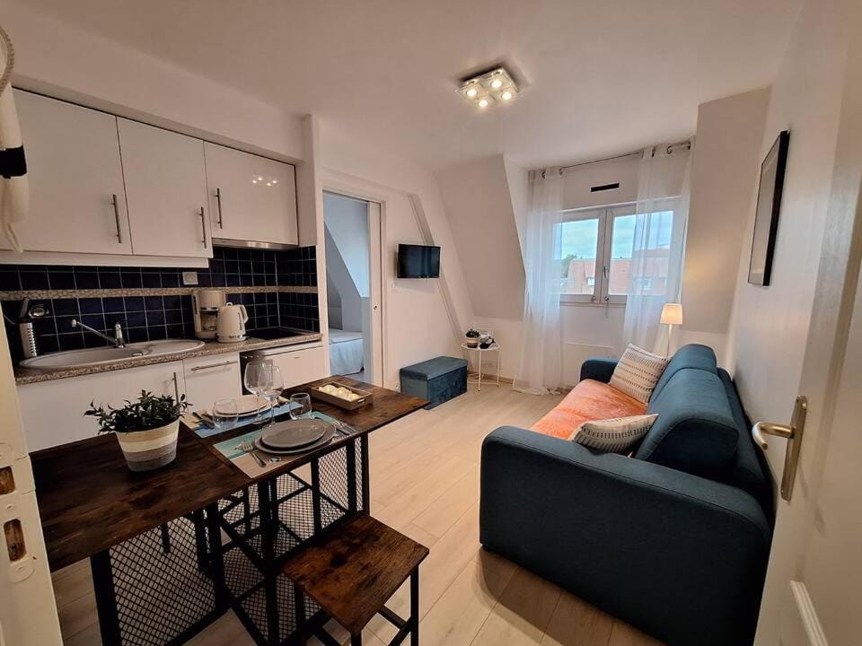 Kitchen or kitchenette, Living room, Seating area