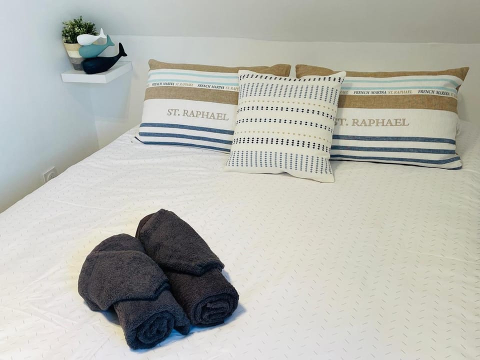 Bed, Bedroom, towels