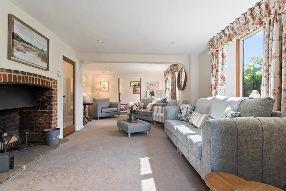 Living room, Seating area, fireplace