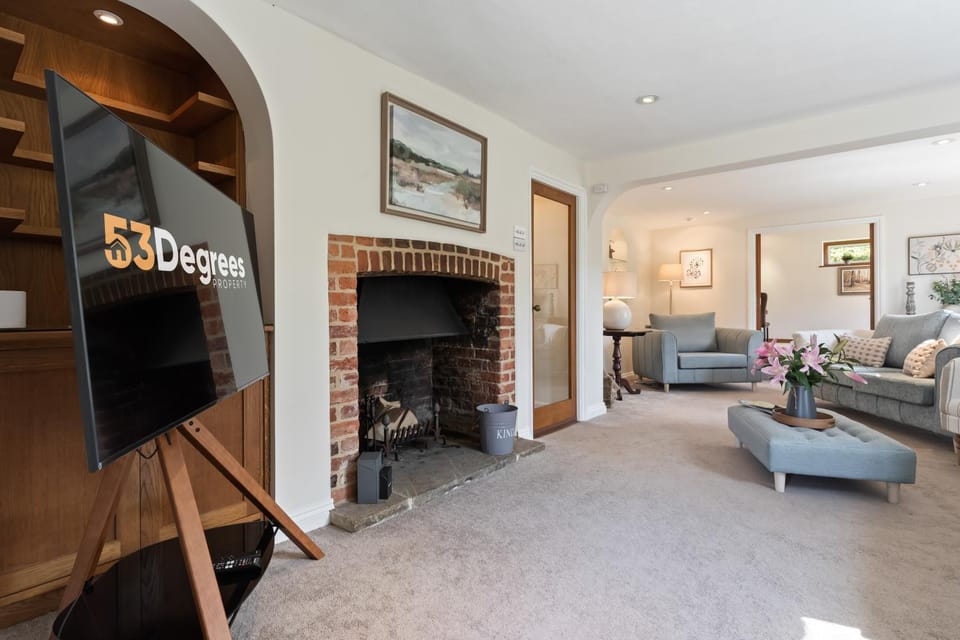 TV and multimedia, Living room, Seating area, Evening entertainment