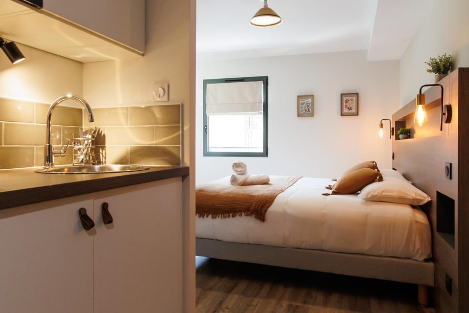 Kitchen or kitchenette, Bedroom