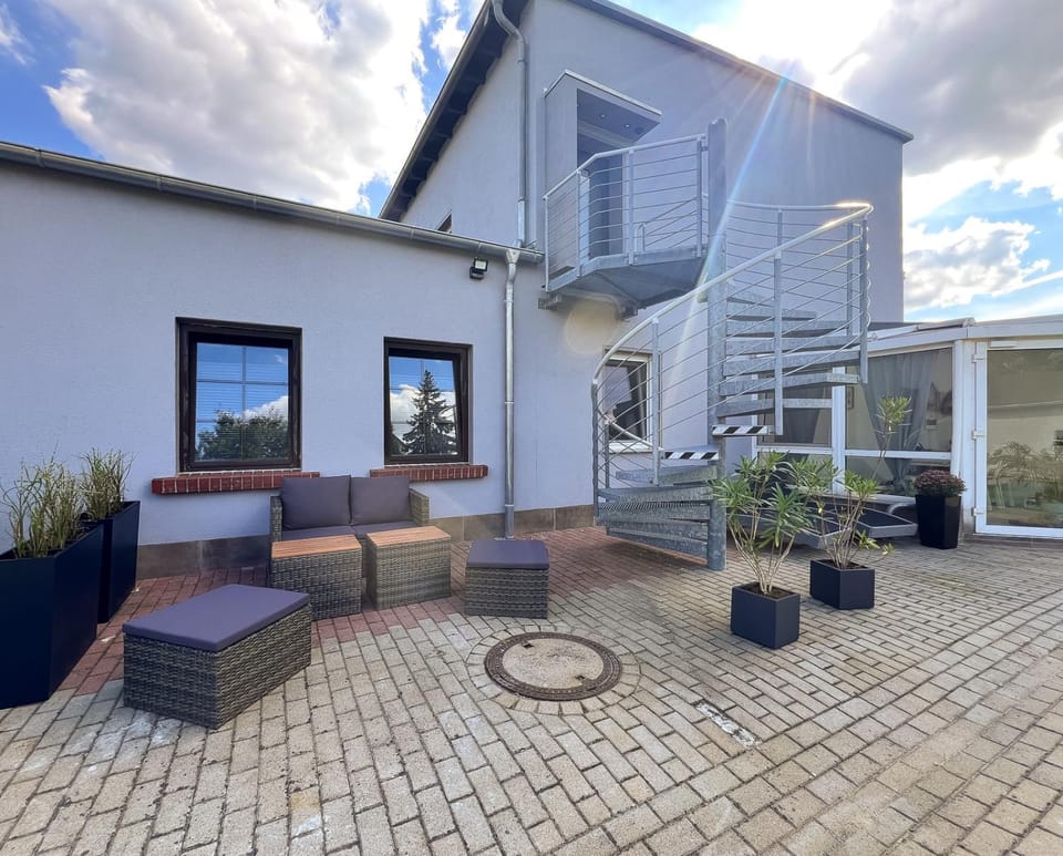 Property building, Patio, Garden, Balcony/Terrace