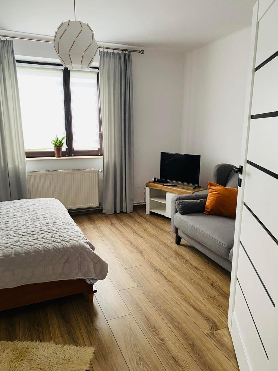 Bed, TV and multimedia, Photo of the whole room, Seating area, Evening entertainment, Bedroom