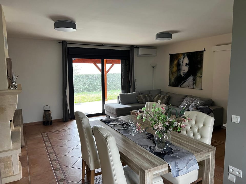 Living room, Seating area, Dining area