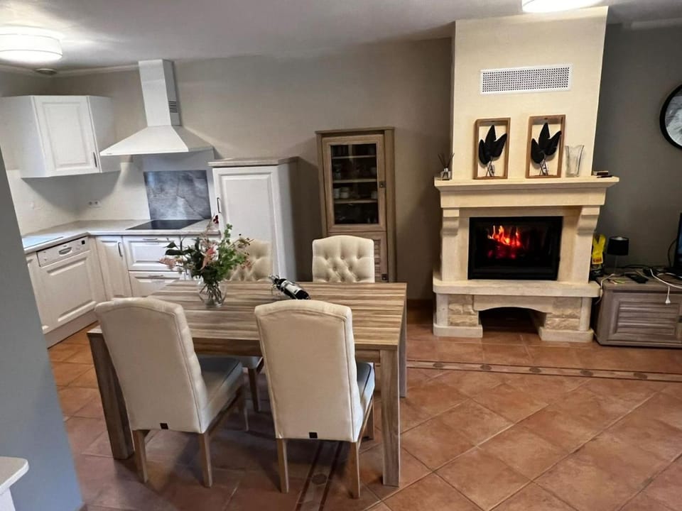 Kitchen or kitchenette, Living room, Dining area, fireplace, stove