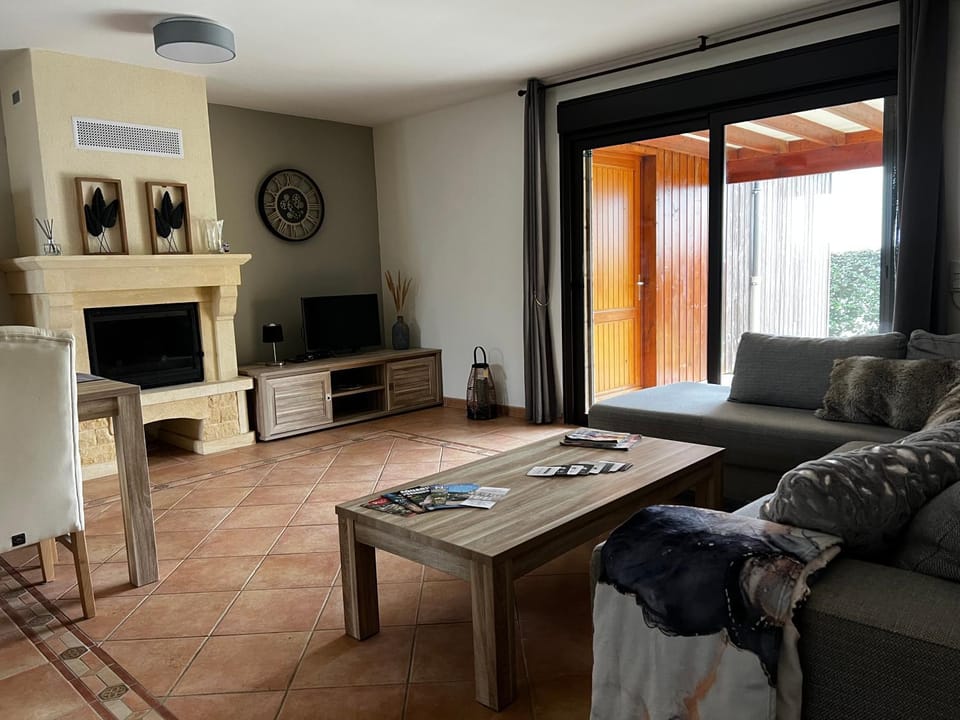 TV and multimedia, Living room, Seating area, fireplace