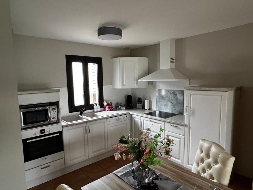 Coffee/tea facilities, Kitchen or kitchenette, dishwasher, oven, stove, toaster, acessibility