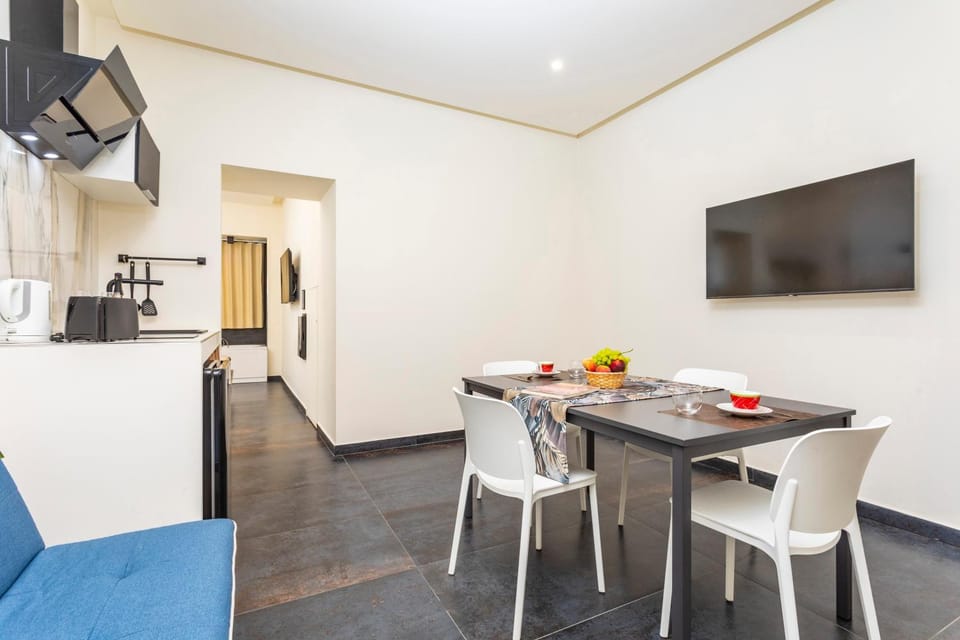 TV and multimedia, Kitchen or kitchenette, Seating area, Dining area, Food, minibar
