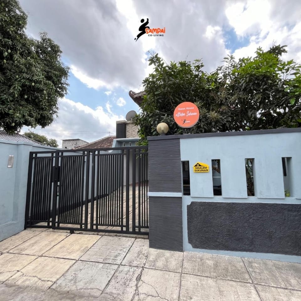 Property building, Day, Property logo or sign, Logo/Certificate/Sign, Text overlay, Street view