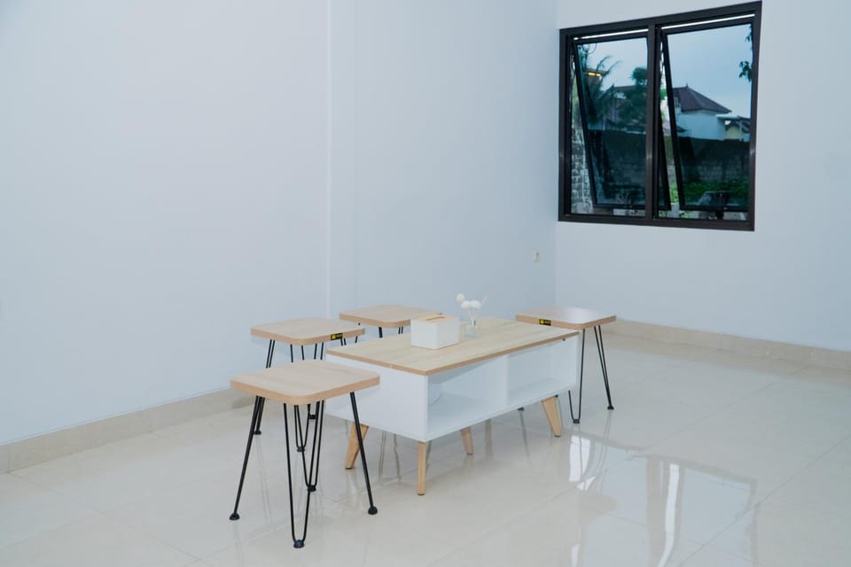 Seating area, Area and facilities