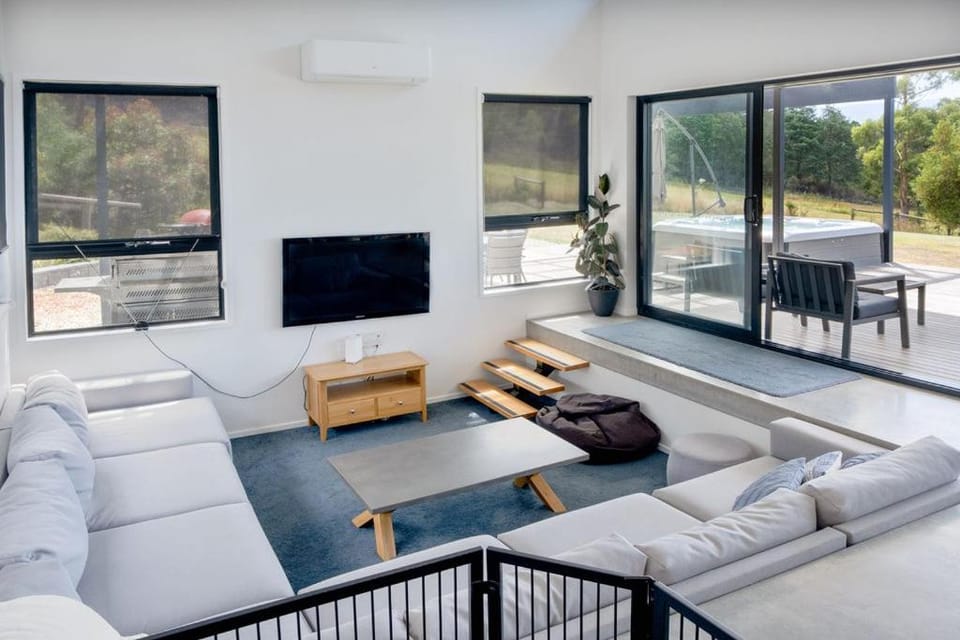 Ocean views, spacious & private, hot hub House in Tasmania