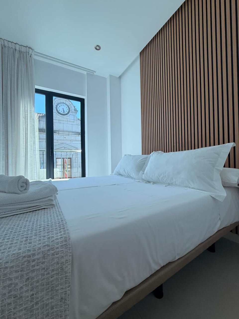 City view, towels