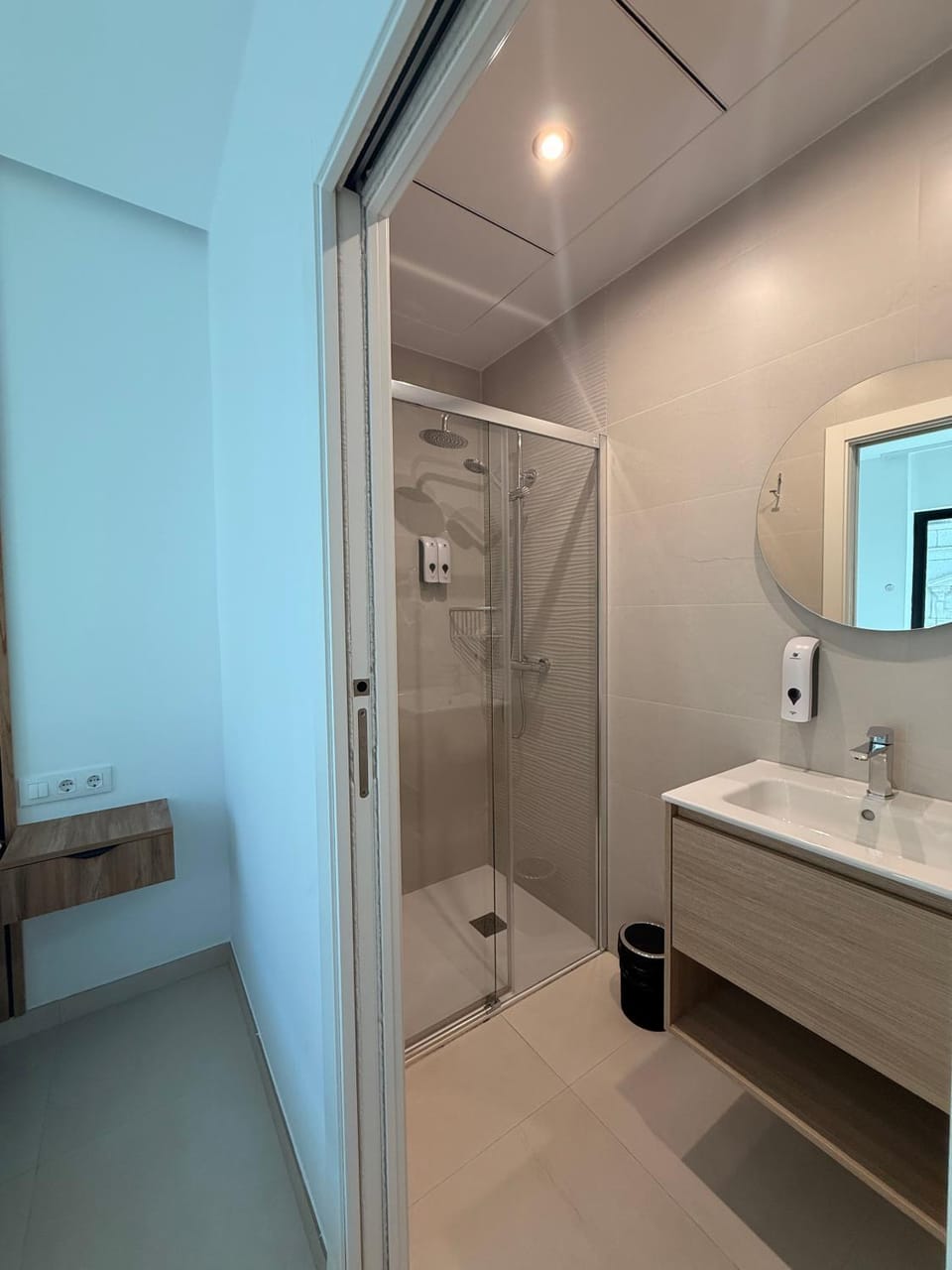 Property building, TV and multimedia, Kitchen or kitchenette, minibar, stove