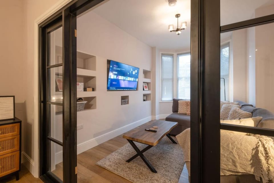 Large 4BDR House By Torr Property Group Short Lets & Serviced Accommodation With Private garden & Free Parking Nottingham House in Nottingham