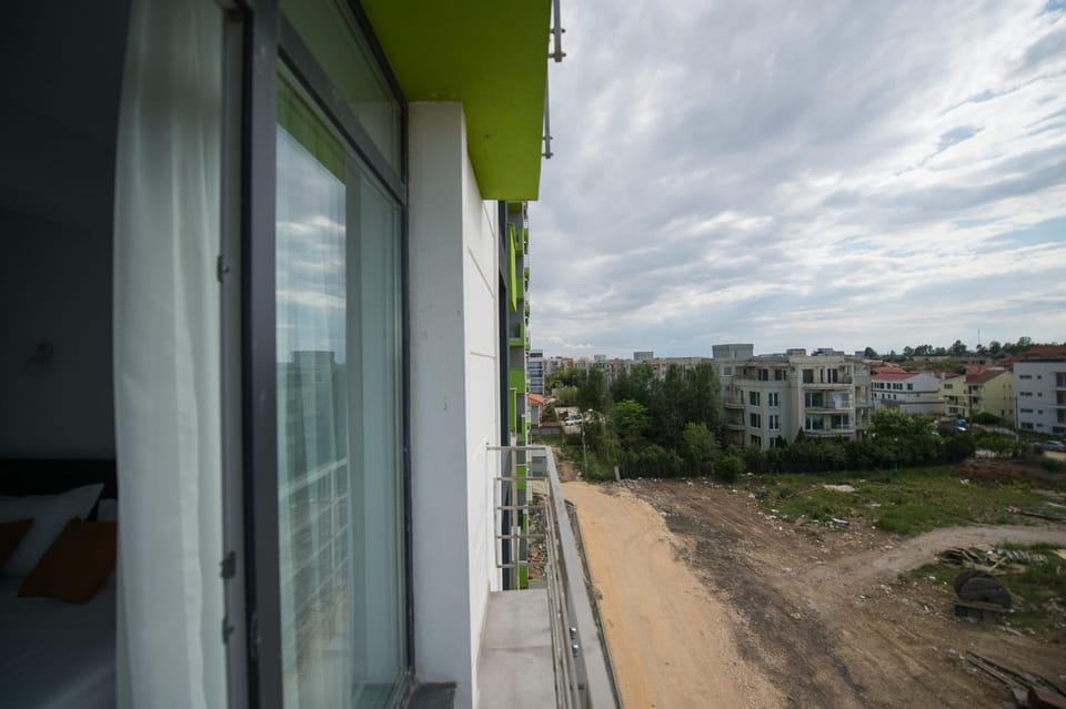 Property building, Day, Natural landscape, Balcony/Terrace