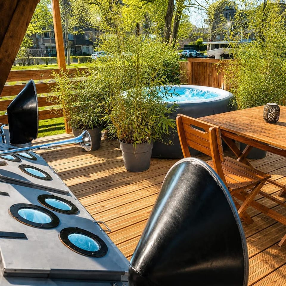 Péniche de charme avec jacuzzi sur canal du midi Docked boat in Toulouse