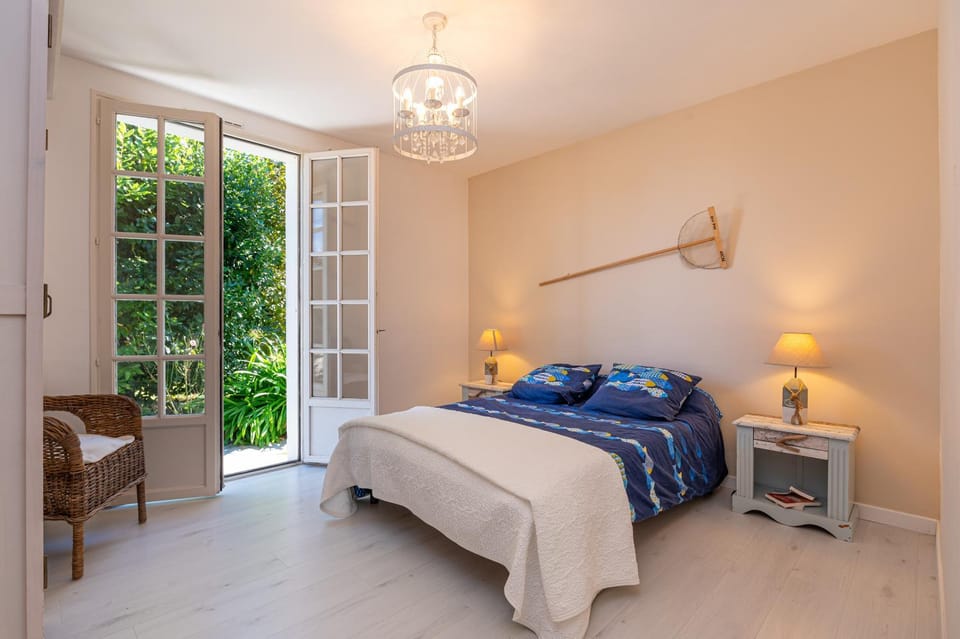 Property building, Living room, Bedroom