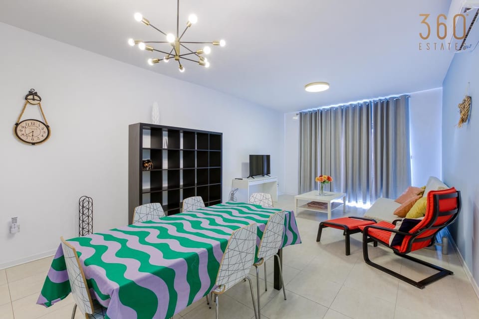 Communal lounge/ TV room, TV and multimedia, Living room, Seating area, Dining area, Evening entertainment