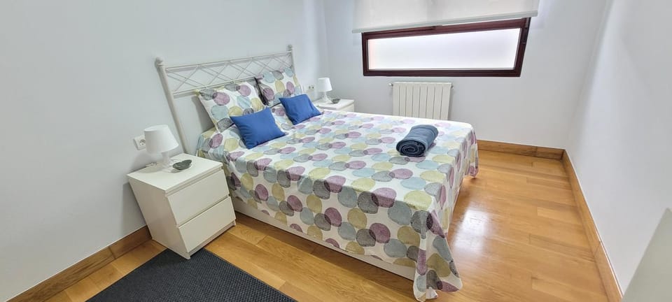 Bed, Photo of the whole room, Bedroom, internet, towels