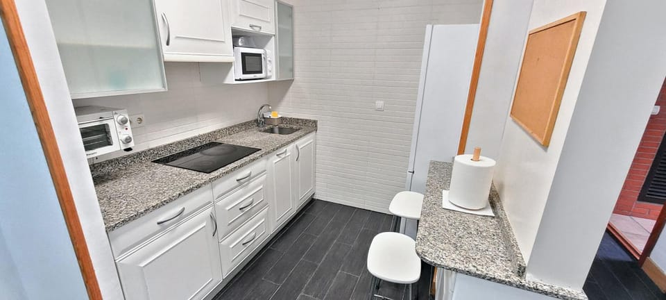 Kitchen or kitchenette, dishwasher, oven, washing machine