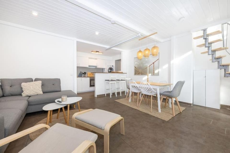 TV and multimedia, Kitchen or kitchenette, Living room, Photo of the whole room, Seating area, Dining area, internet, internet