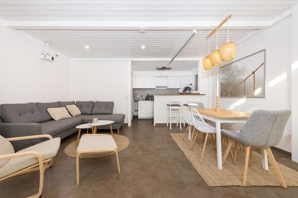 TV and multimedia, Kitchen or kitchenette, Living room, Seating area, Dining area