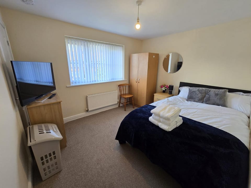 Bed, TV and multimedia, Bedroom, towels, wardrobe